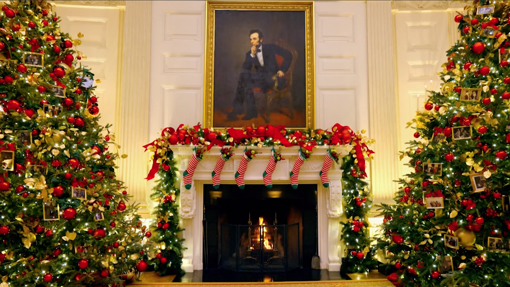 Thumbnail image for White House Yule log - State Dining Room